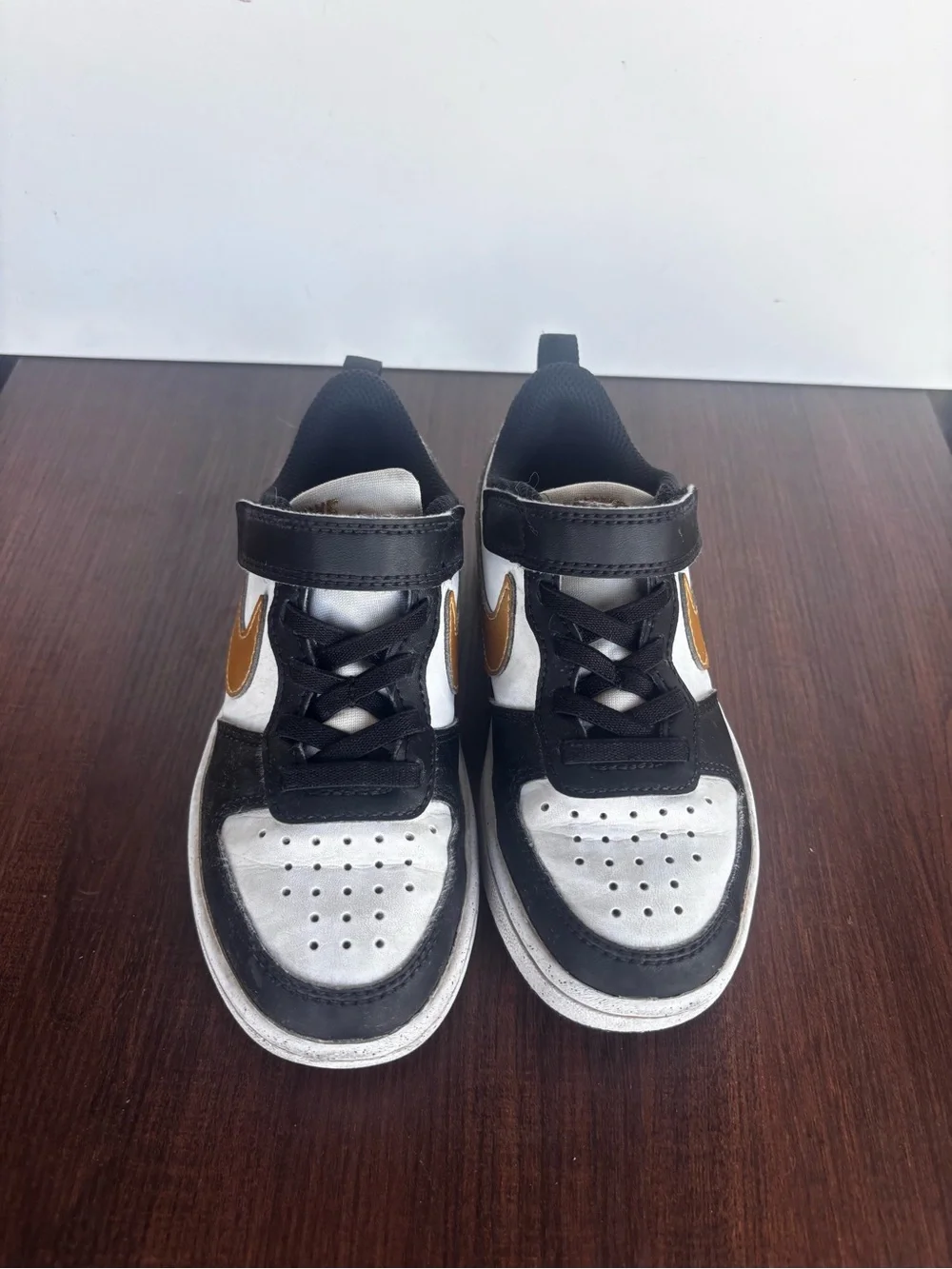 Nike Kids Low-Top Sneakers in White, Black & Gold